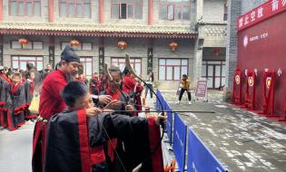 西安市科創(chuàng)路小學(xué)近500名師生走進(jìn)六藝坊開(kāi)展研學(xué)活動(dòng)