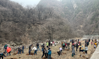 300余人親子研學(xué)團走進太白山景區(qū)開展植樹研學(xué)活動